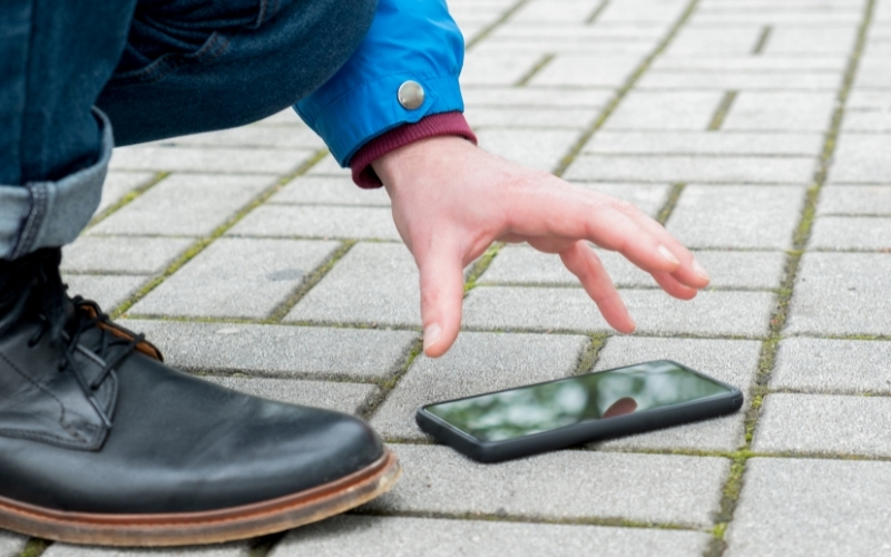 Tránh để điện thoại xảy ra tình trạng rơi vỡ